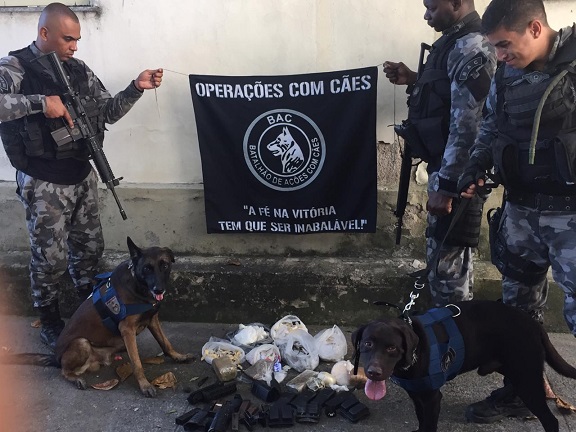 Apreensão de drogas e acessórios para armas em comunidade da Igrejinha, em Niterói